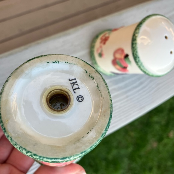 VIN JKL Ceramic Salt and Pepper Shakers with Fruits Decoration - Picture 5 of 7